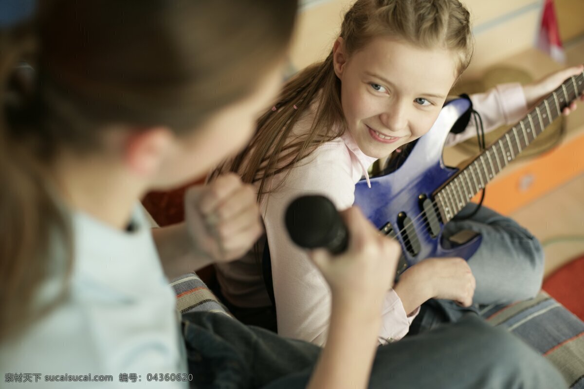 弹 吉他 唱歌 女孩 外国女孩 弹吉他 麦克风 家具 床 微笑 生活人物 人物图片