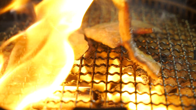 炭火上的烤肉 火焰 烤肉 铁板