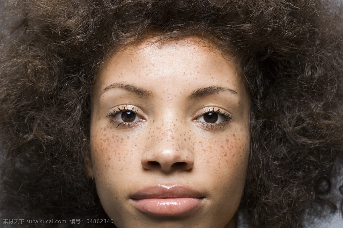 卷发 发型 黑人 女性 面部 美女 成人 妇女 欧洲美女 欧美 非洲 黑人女性 面部特写 斑点 烫发 爆炸式 发型设计 造型 美容美发 高清图片 美女图片 人物图片