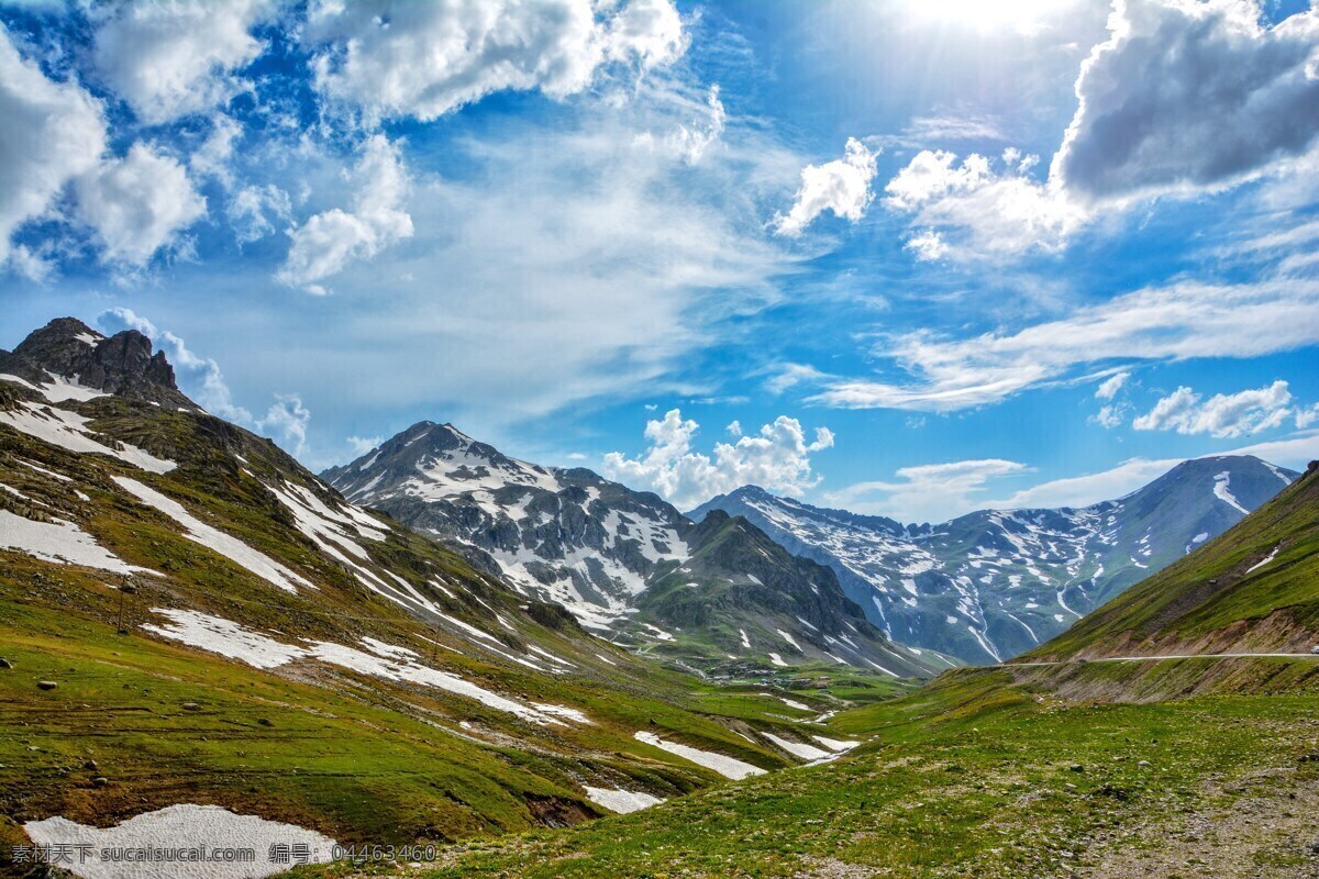 蓝天 白云 下 山脉 山阳光 自然 风景图片 自然景观 自然风景