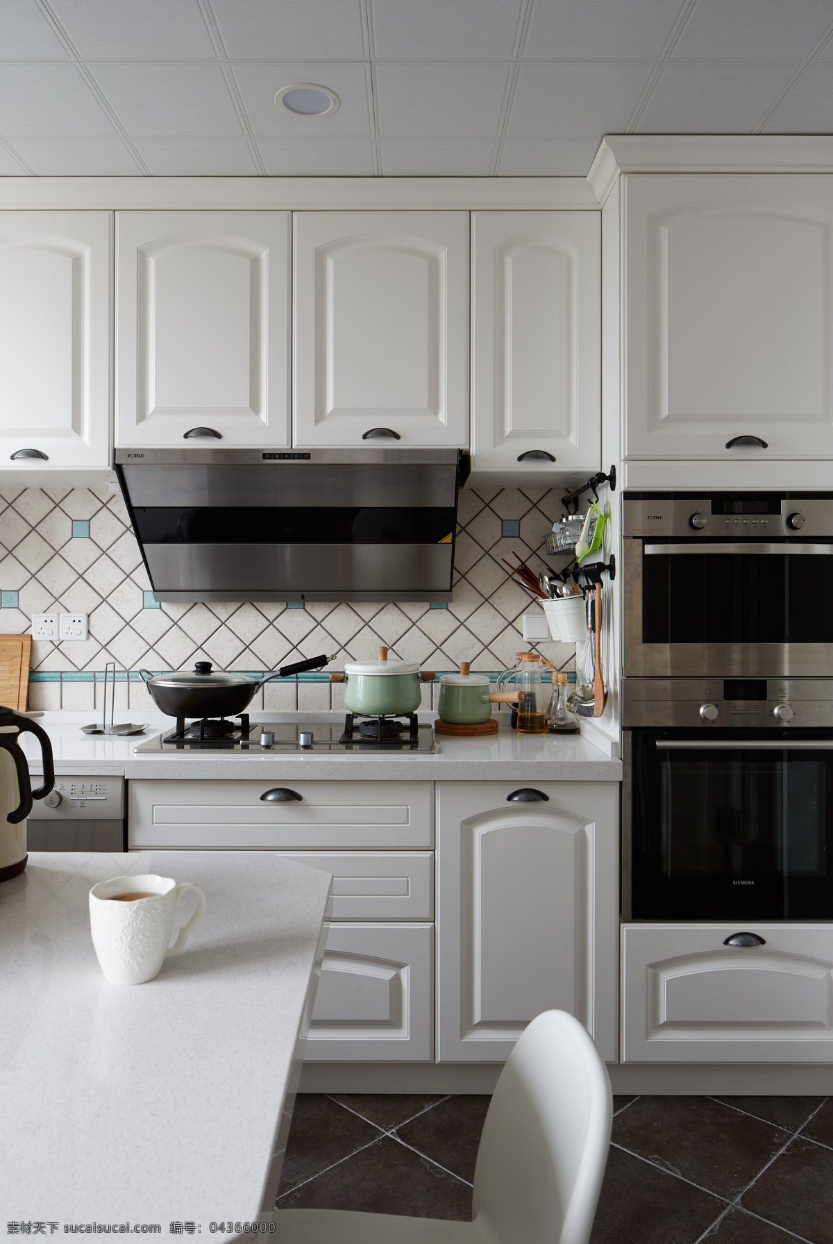 现代 清新 厨房 白色 橱柜 室内装修 效果图 白色橱柜 格子地板 白色餐桌 餐区装修
