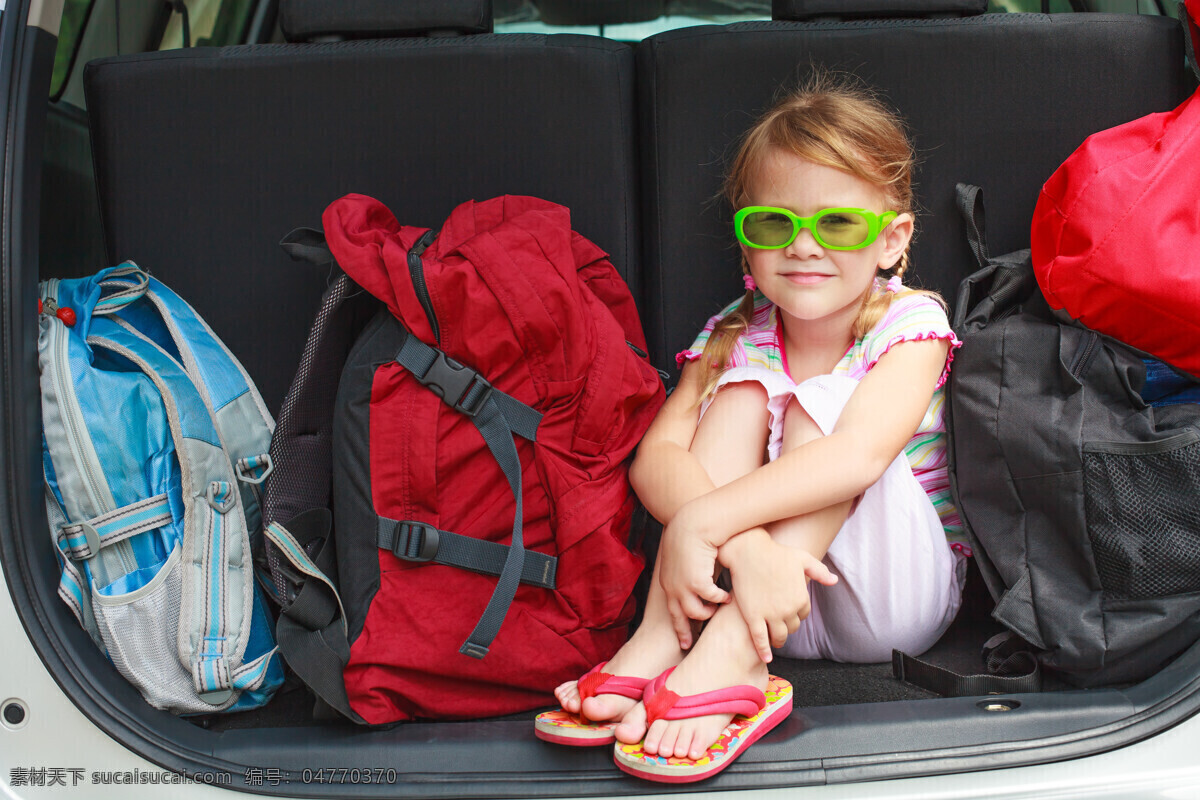 背 小女孩 外国小女孩 背景 车后备箱 休闲旅游 人物摄影 生活人物 人物图片