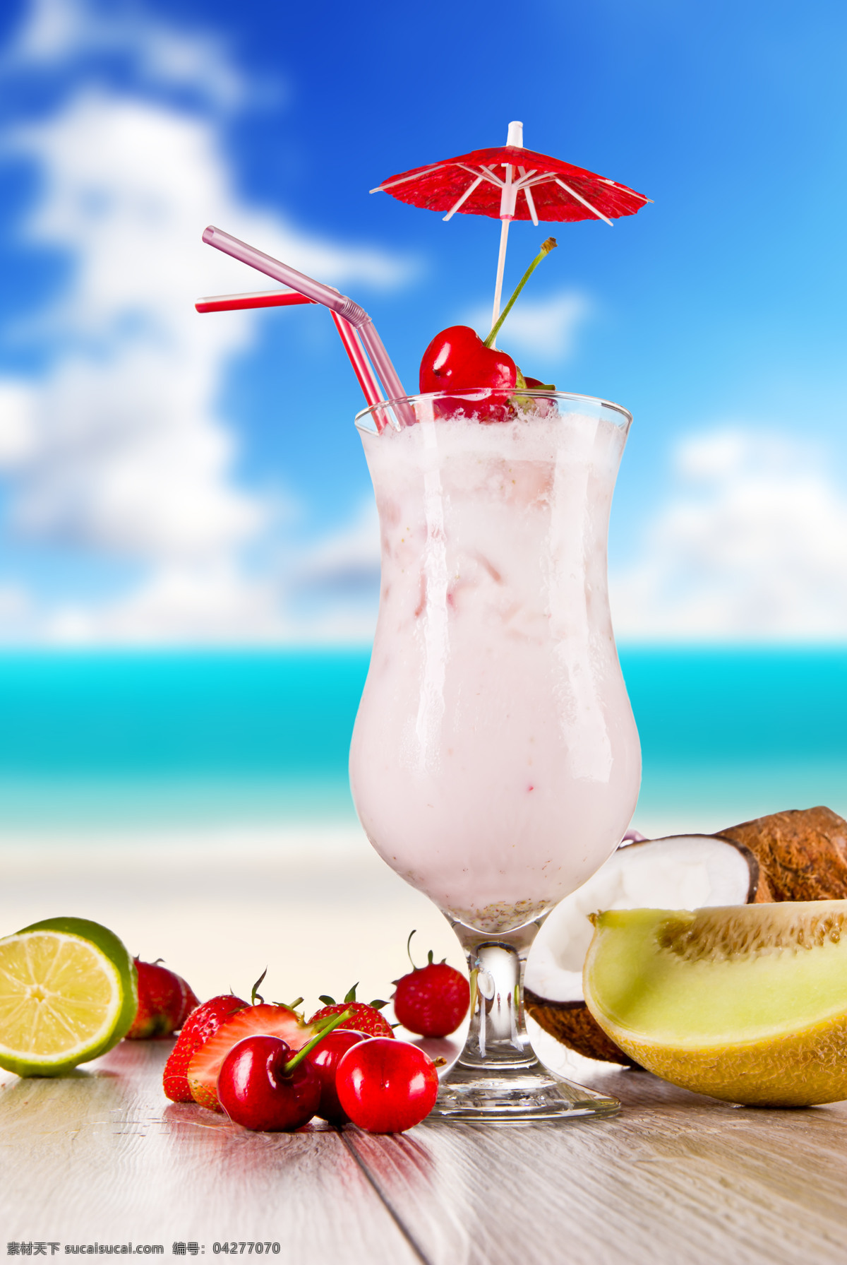 夏日 水果 饮料 饮品 果汁 原味果汁 美味 新鲜 吸管 酒水饮料 草莓 樱桃 海边 木板 蓝天白云 椰汁 饮料图片 餐饮美食