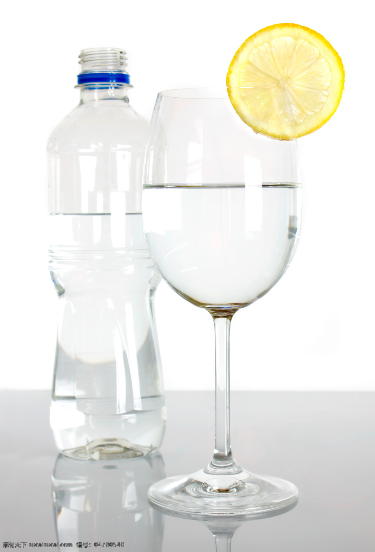 水瓶 水杯 倒水 动感水流 水滴 水 矿泉水 动感 玻璃杯 高脚杯 饮品 饮料 餐饮美食 酒类图片
