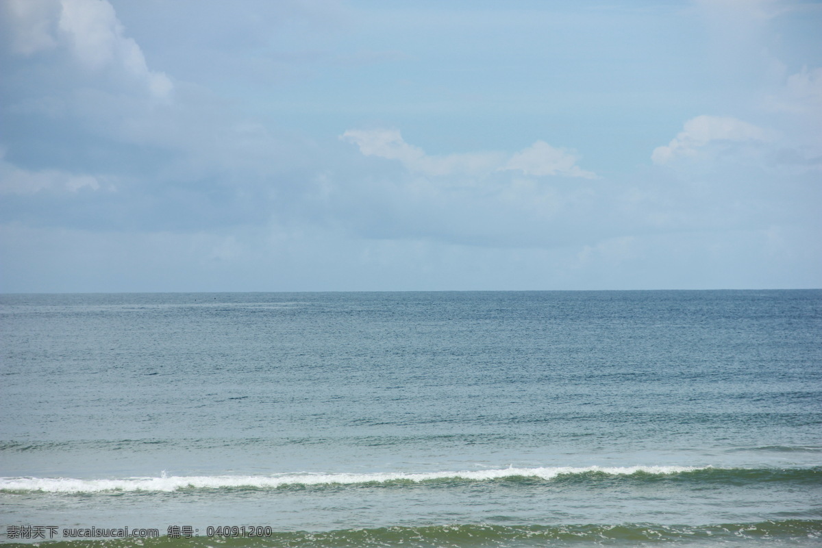 船 大海 帆船 国内旅游 海边风景 海浪 海水 海滩 蓝天 蓝海 蓝色 云 浪花 中国海陵岛 旅游摄影 psd源文件