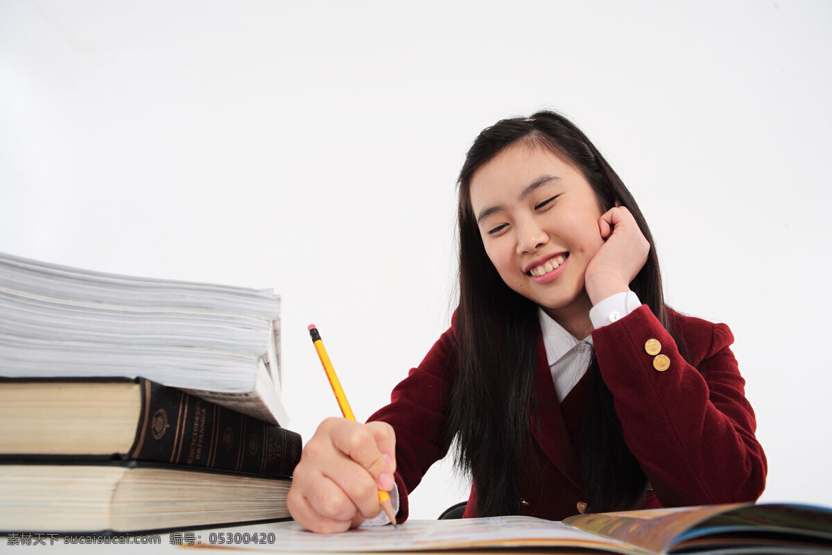 趴在 桌子 写字 开心 女孩 作业 铅笔 书籍 笑容 漂亮 学生装 制服 女生 可爱 清纯 少女 人物图库 高清图片 生活人物 人物图片