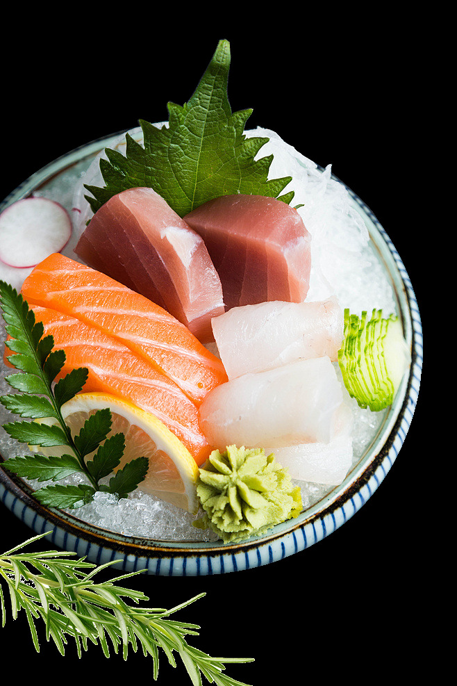 肥美 三文鱼 日式 料理 美食 产品 实物 冰块 刺身 日本美食 日本文化 日式料理 陶瓷盘子 叶子