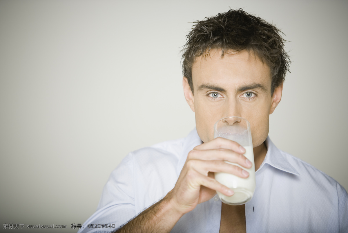 喝 牛奶 男人 男性男人 人物摄影 男人图库 职业男人 时尚男人 喝牛奶的男人 牛奶与男人 男人图片 人物图片