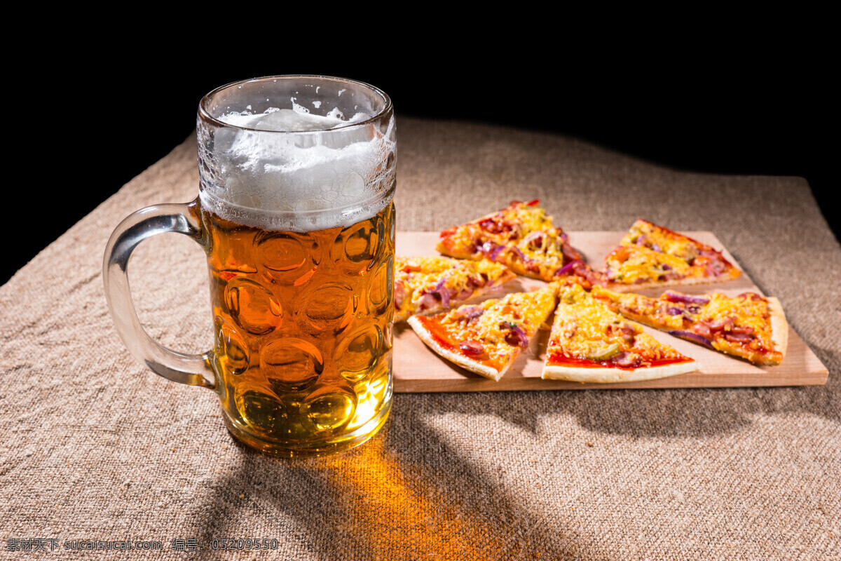 披萨 啤酒 玻璃杯子 酒杯 意大利披萨 外国美食 美味 佳肴 食物摄影 餐饮美食