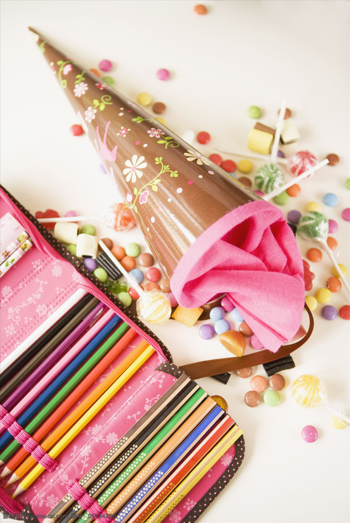 棒棒糖 彩笔 彩色 多彩 粉红色 粉色 画笔 蜡笔 少女 棒糖 多种多样 各种各样 浪漫 铅笔 糖果 特写 甜 甜食 甜味 条理 文具盒 许多 学习用品 颜料 美术绘画 文化艺术 矢量图 其他矢量图