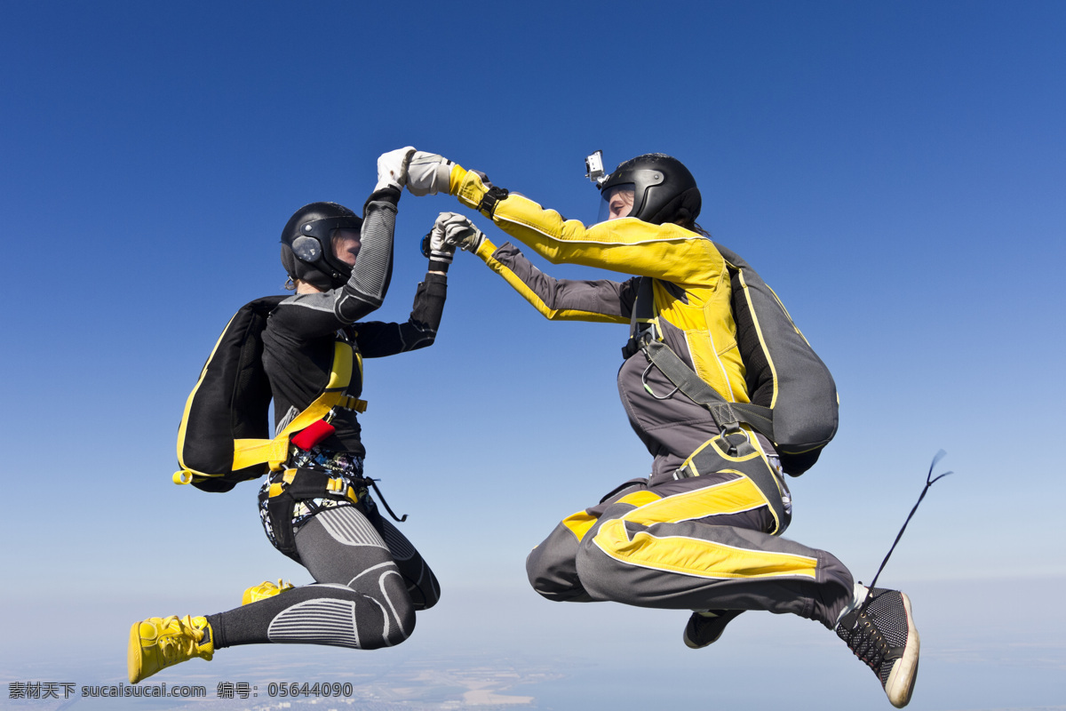 跳伞 人 跳伞的人图片 空中 天空 运动 运动员 降落伞 体育运动 生活百科 蓝色