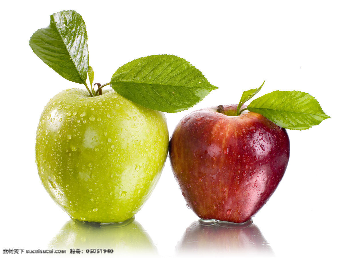 两个 带 叶 苹果 红苹果 青苹果 水果 高清水果图片 夏日清爽水果 生物世界 水珠 叶子 苹果图片 餐饮美食