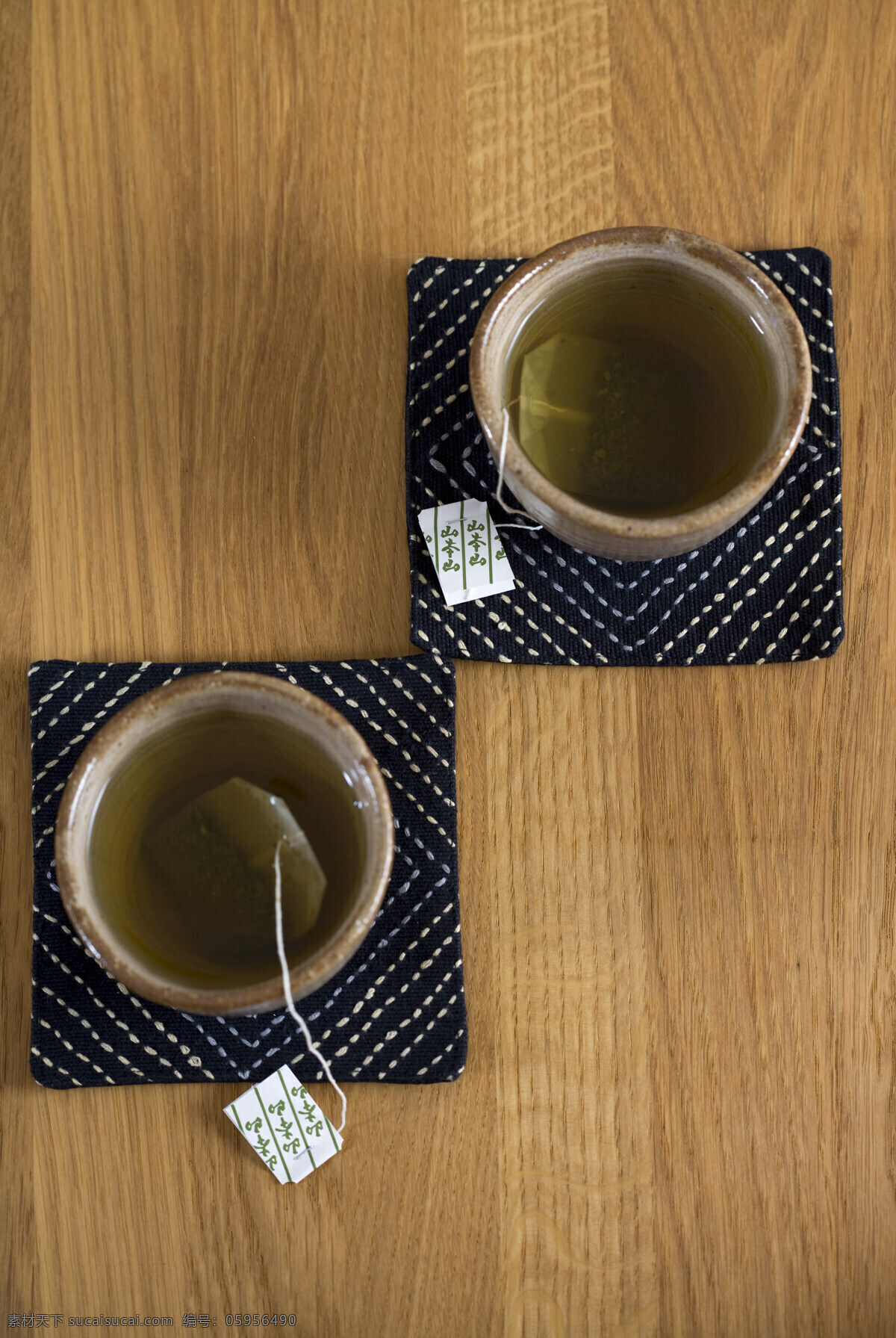 餐饮美食 茶 茶杯 茶文化 茶饮 健康生活 健康饮食 绿茶 泡茶 陶瓷茶杯 俯视茶杯 品茶 茶杯垫 木桌 饮品 饮料酒水 psd源文件 餐饮素材