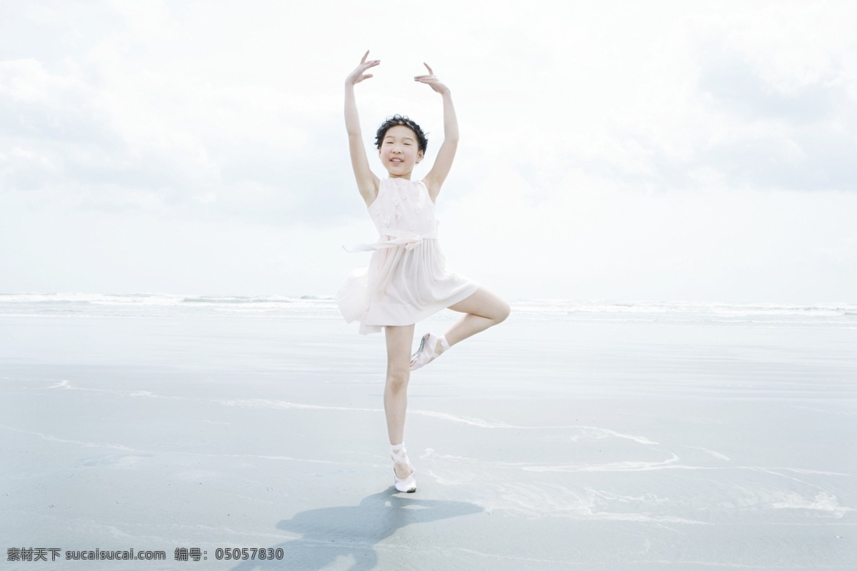 沙滩 上 跳 芭蕾 女孩 芭蕾舞 小女孩 儿童 生活人物 人物图片
