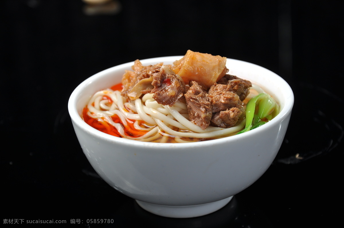 牛肉面 手擀面 手工面 卤面 牛肉 牛腱子肉 腱子肉 牛筋 青菜 红油 香辣 手压面 鸡蛋面 寿命 面条 舌尖上的中国 传统美食 餐饮美食