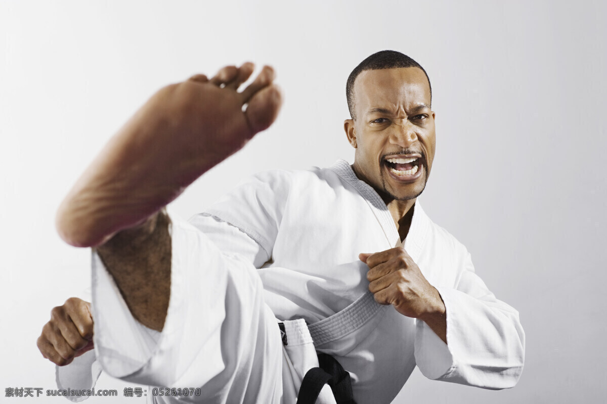 踢腿 黑人 空手道 运动员 黑人运动员 武术运动员 搏击 格斗 武术 生活人物 人物图片