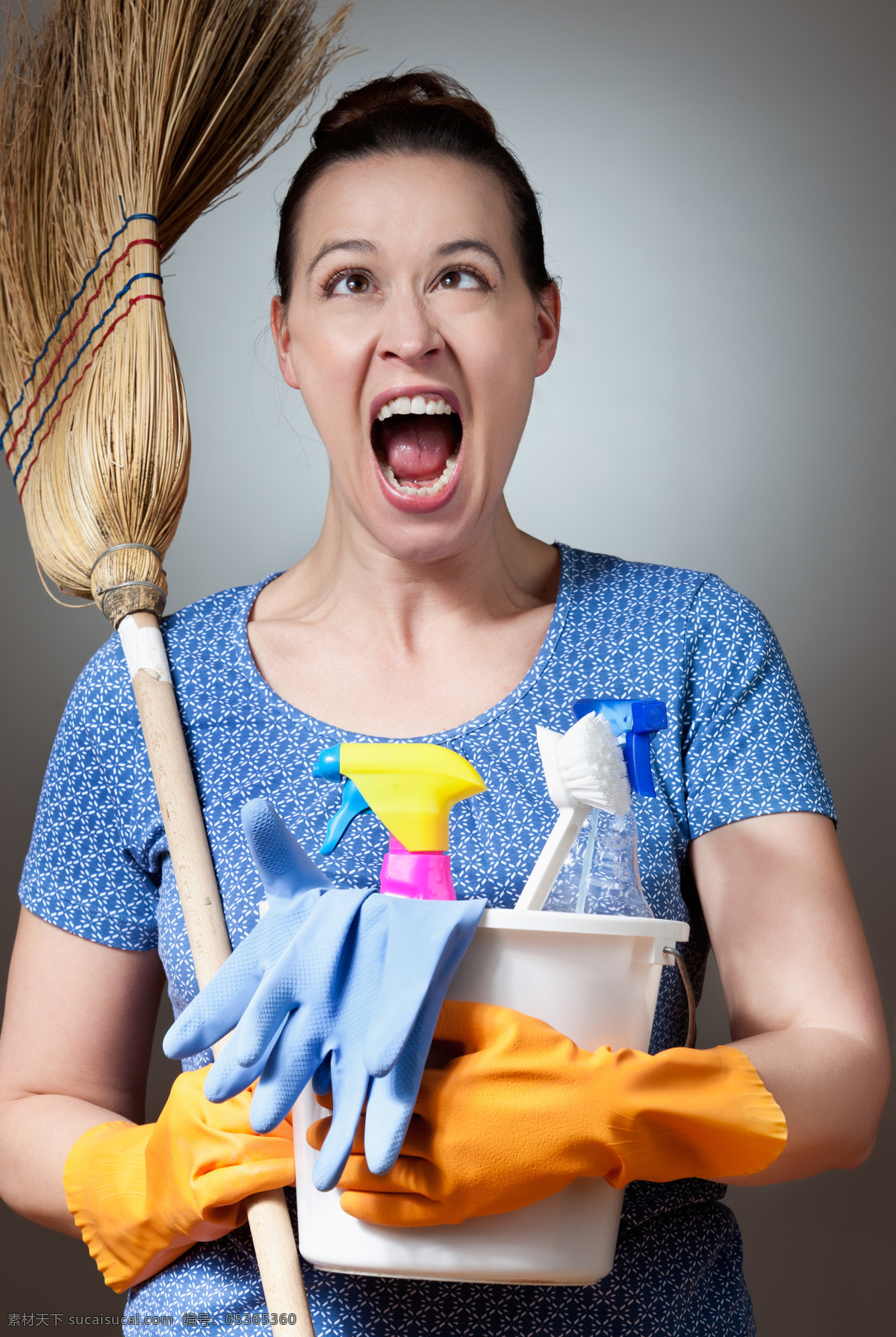 手 扫帚 家庭 主妇 外国女性 女人 家庭主妇 性感美女 妇女 打扫清洁 水桶 手套 美女图片 人物图片