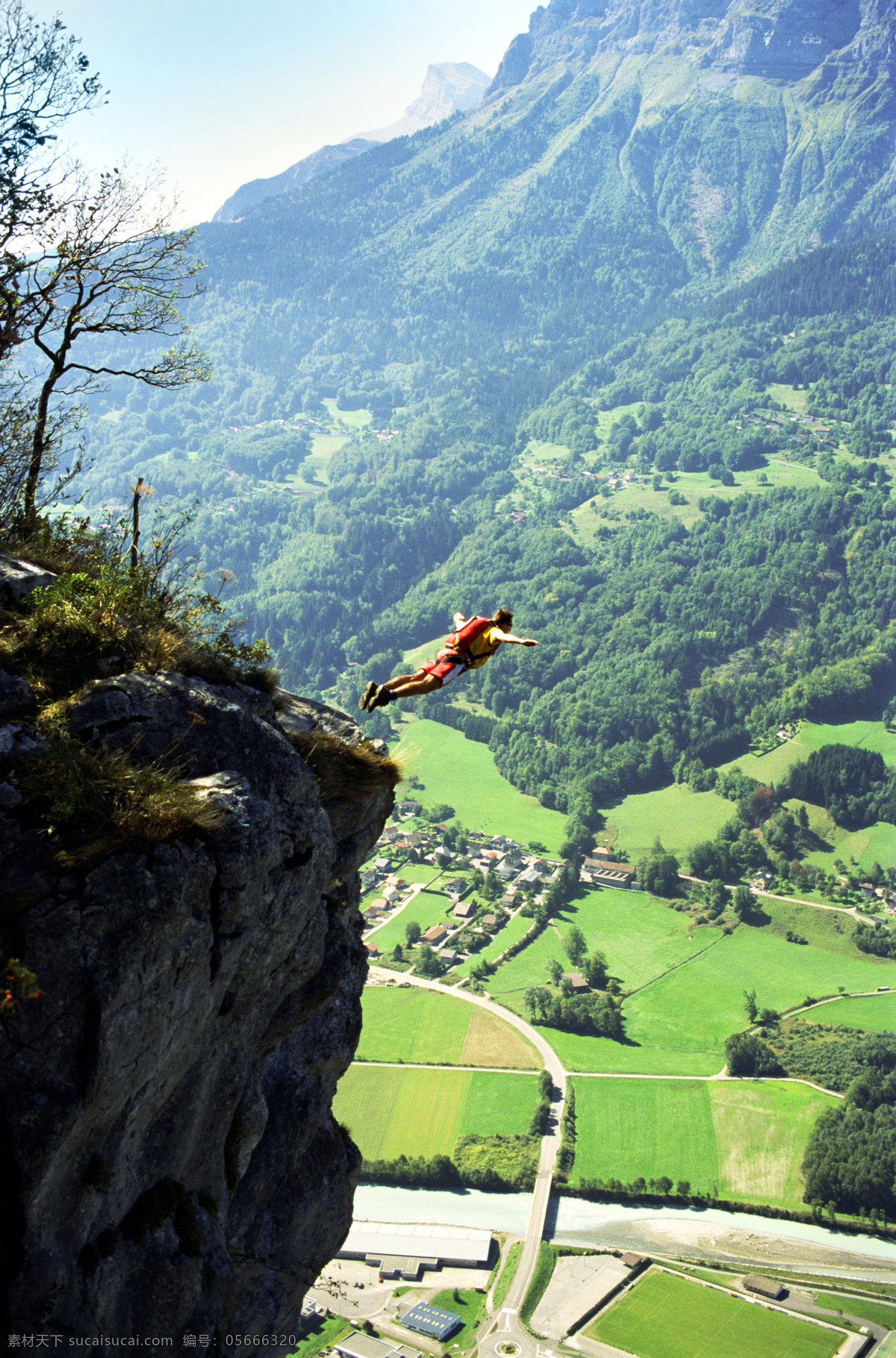 跳伞 高空飞翔 飞人 蝙蝠人 高空跳伞 飞行员 极限运动 挑战极限 冒险 团队 协作 合作 远山 山脉 体育运动 文化艺术