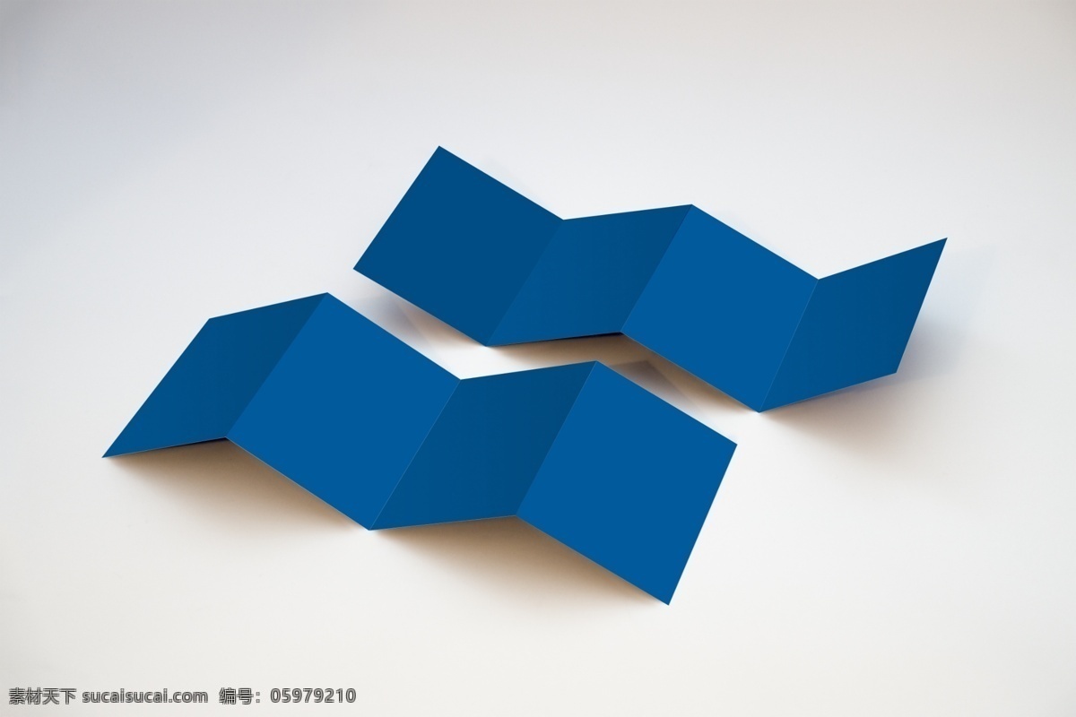 蓝色画册 样机 画册 四折页 蓝色 白色