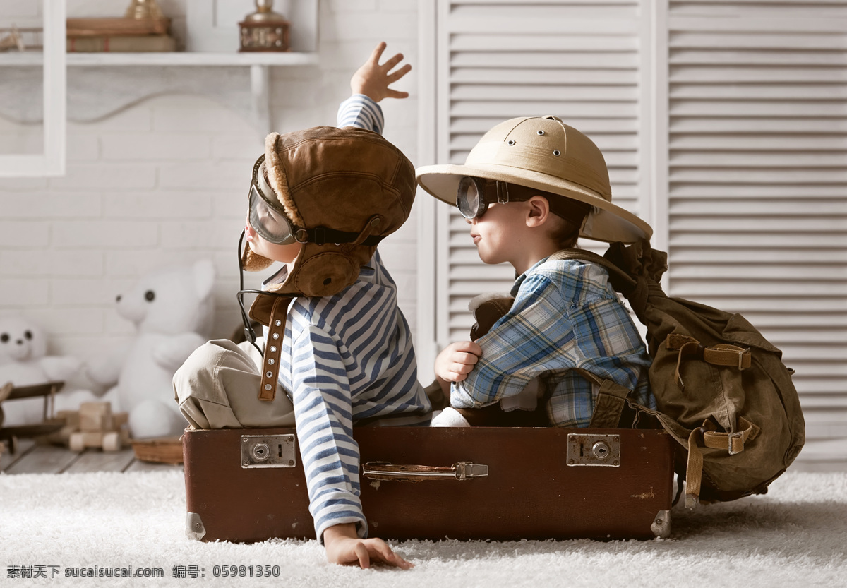 行李箱 里 开心 玩耍 孩子 小男孩 外国男孩 小男生 小孩子 外国儿童 儿童摄影 儿童幼儿 儿童图片 人物图片