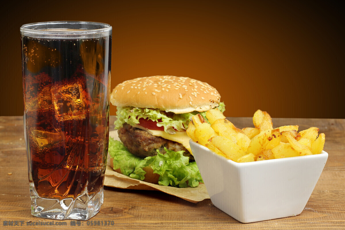 汉堡包 土豆 条 可乐 薯条 可乐饮料 玻璃杯子 快餐美食 食物摄影 美味 外国美食 餐饮美食