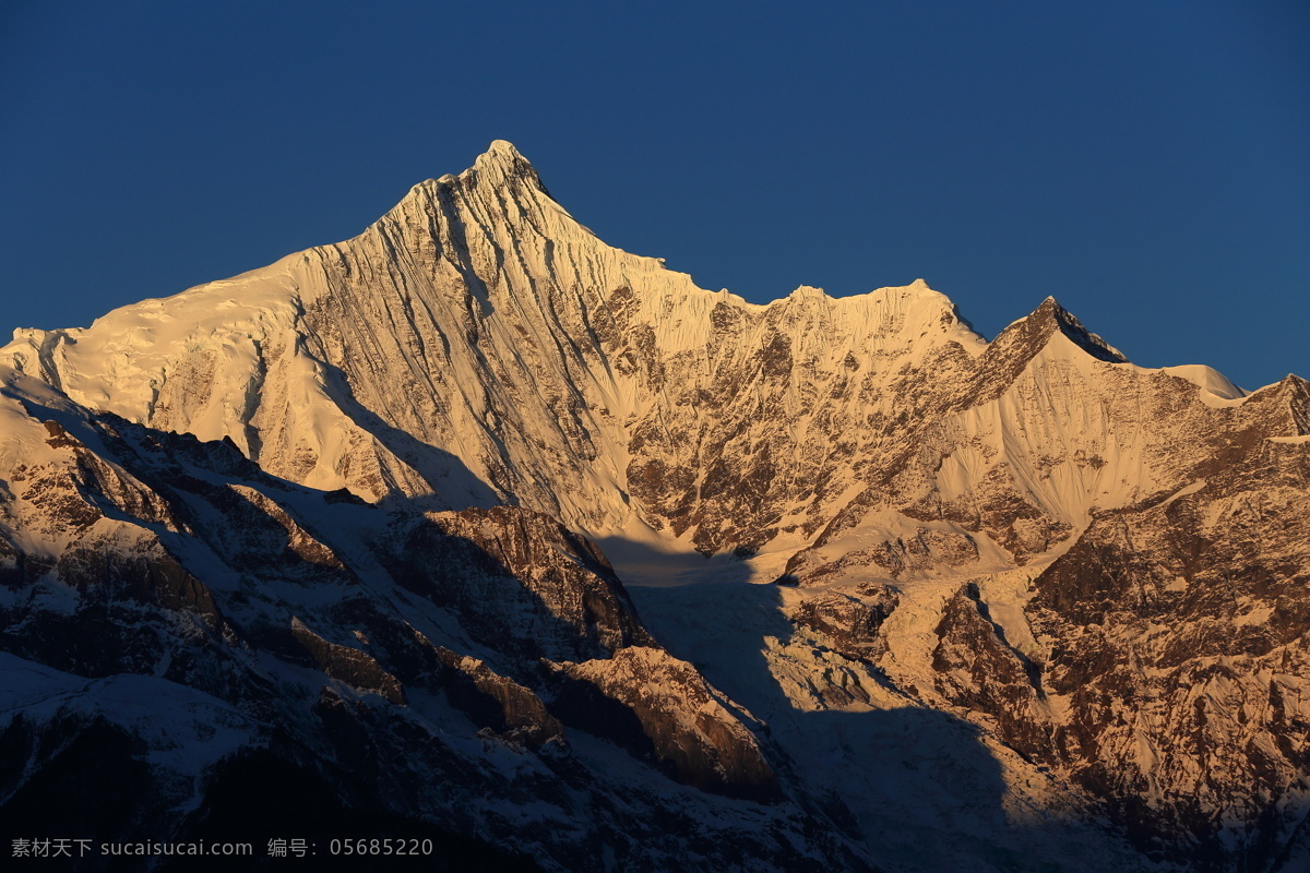 梅里雪山 雪山 高原雪山 高原 神山 云南 香格里拉 自然风光 旅游摄影 国内旅游