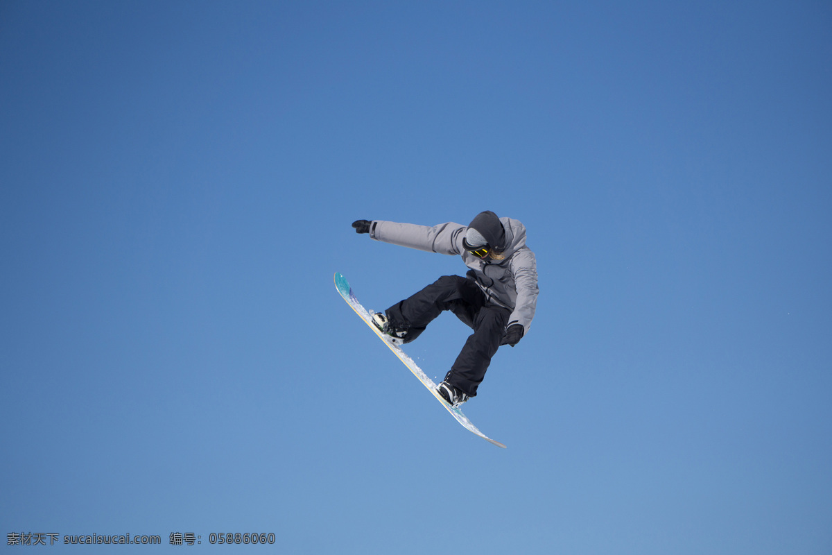 腾空 滑雪 运动员 腾空跃起 蓝天白云 滑雪运动员 滑雪运动 体育运动 滑雪图片 生活百科