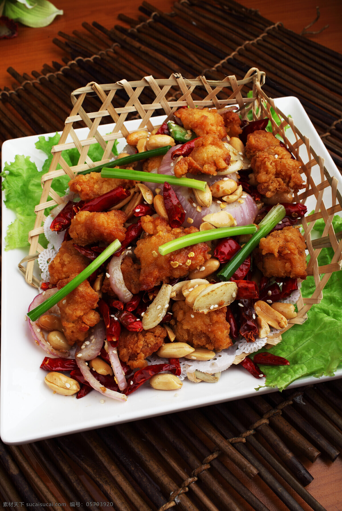 风味 香脆 鸡 软骨 鸡软骨 油煎 葱段 辣椒 大蒜子 花生 骨碟 餐饮美食