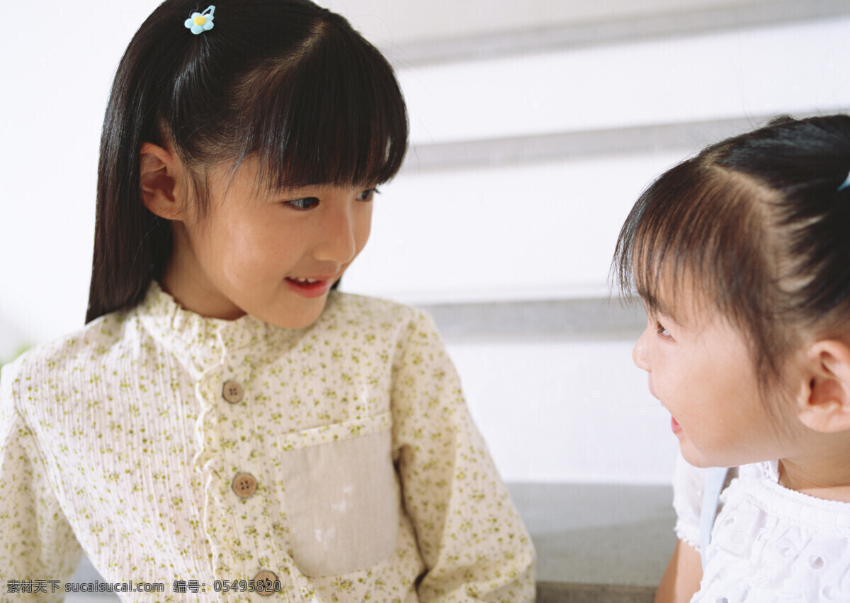 两个 可爱 小女孩 学生 女孩 女生 女同学 交谈 学校素材 人物素材 高清图片 生活人物 人物图片