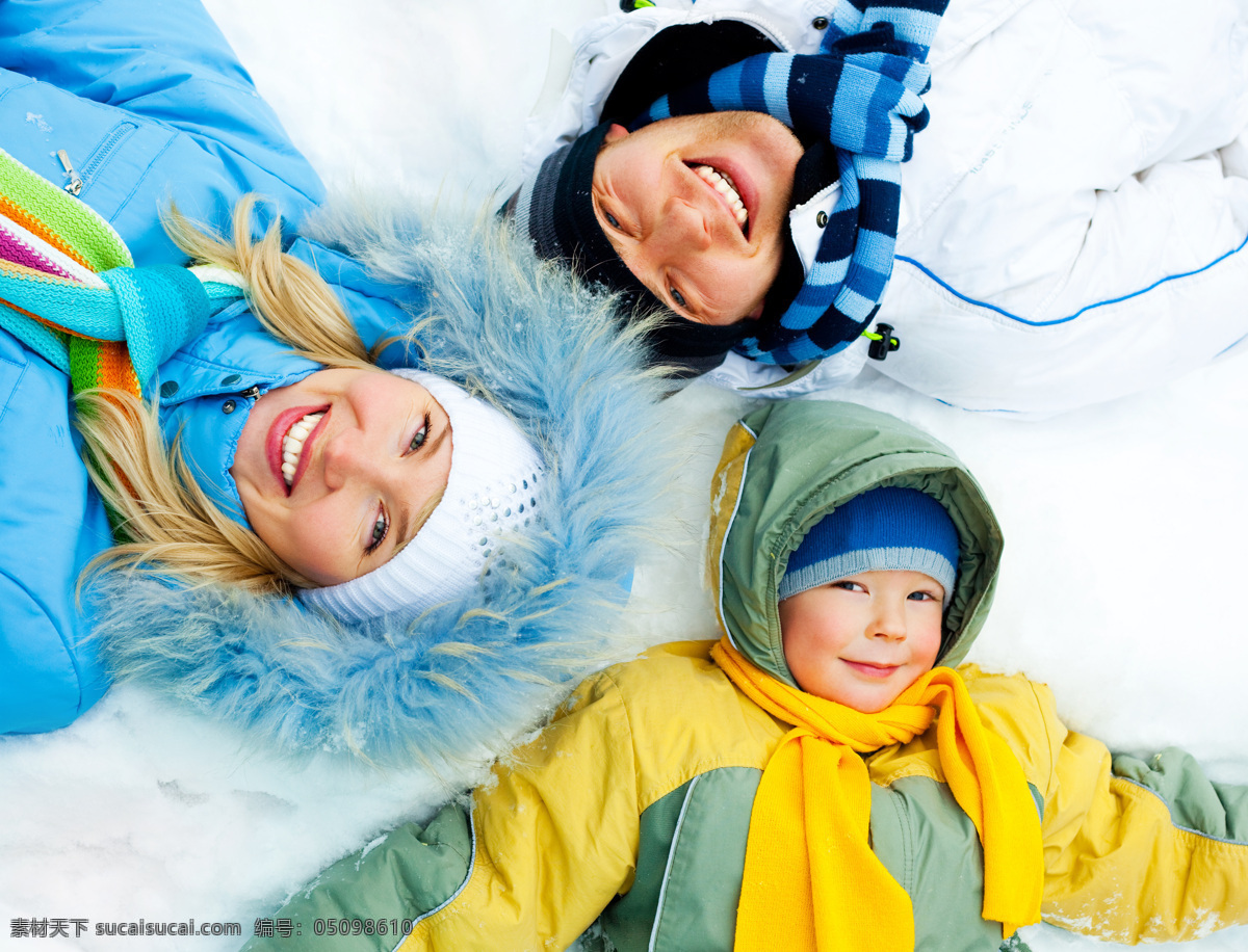 躺 雪地 里 一家 三口 可爱 宝宝 宝贝 孩子 娃娃 妈妈与宝宝 爸爸与宝宝 一家三口 雪地上 温馨幸福 抱着 生活人物 人物图片