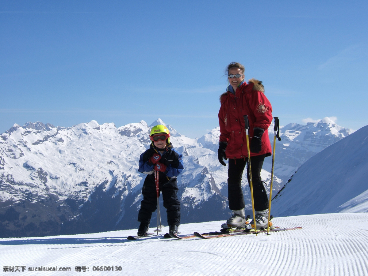 滑雪 雪上运动 母字 小孩 雪橇 运动 太阳镜 蓝天白云 太阳 滑雪海报 旅游 运动员 滑雪板 文化艺术 体育运动 摄影图库