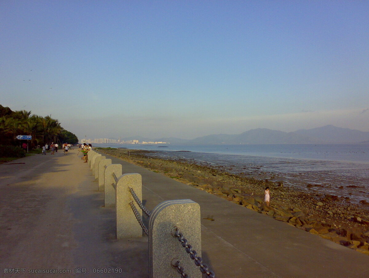 倒影 风景 高楼 共享 共享图片 海边 海水 护栏 蓝天白云 绿草 深圳 深圳红树林 红树林 远景 远处的高楼 天空 摄影图片 远处的山 桥 石头 很多人 远处的人 男男女女 大人小孩