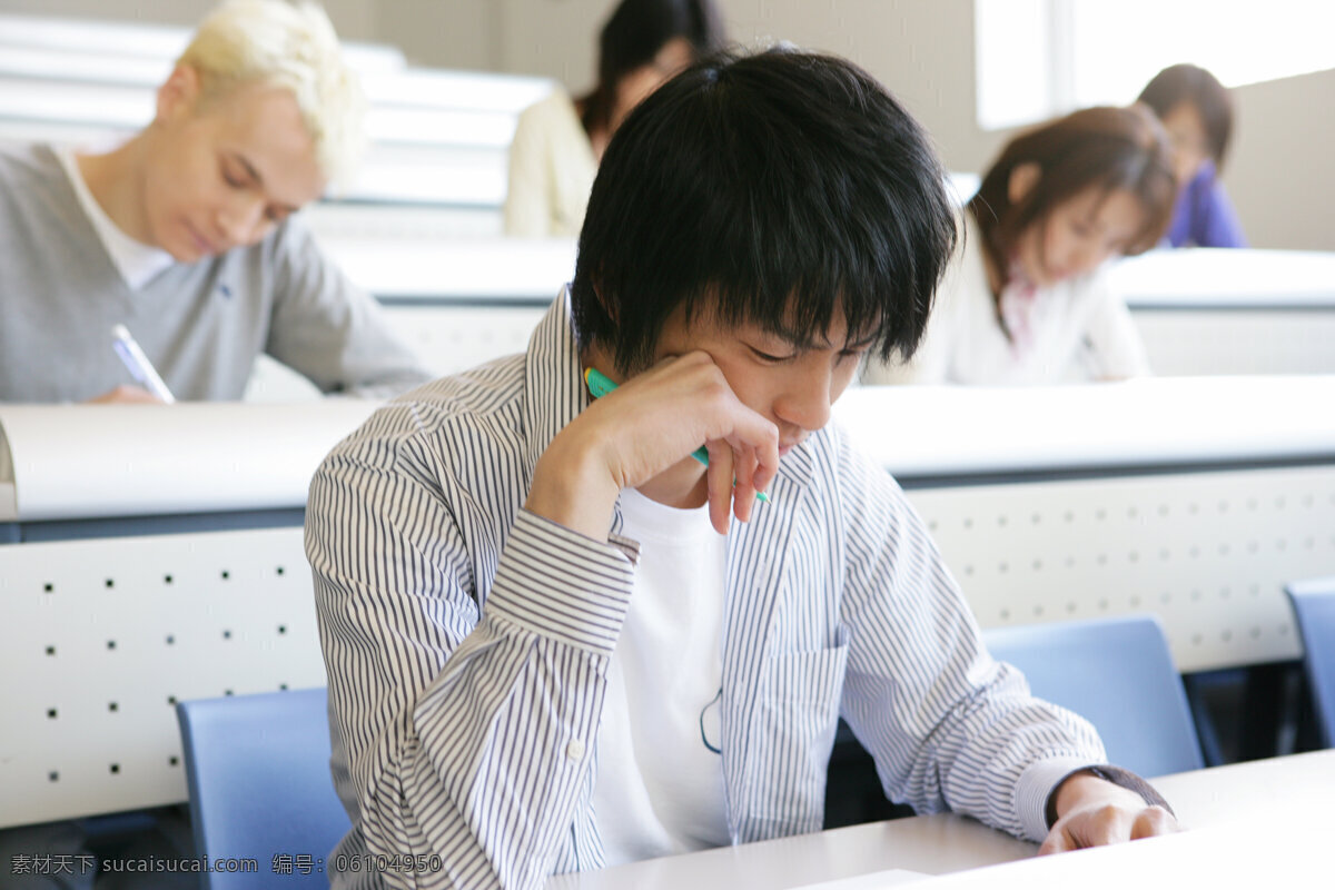 大学生 男人 青年 男生 书本 书包 学习 学生 大学 女生 时尚美女 课堂 生活人物 人物图片