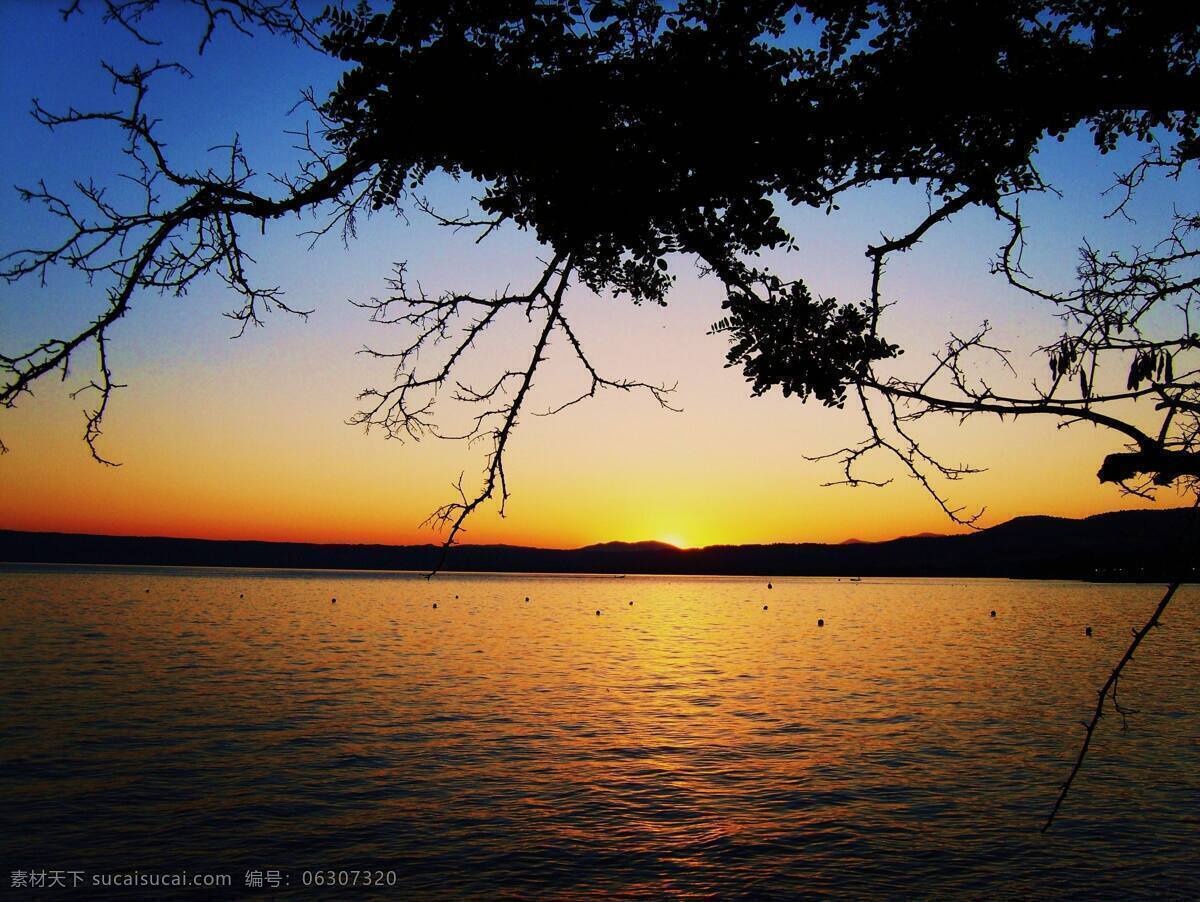 黄昏 倒影 湖畔 剪影 水面 夕阳 自然风景 自然景观 psd源文件