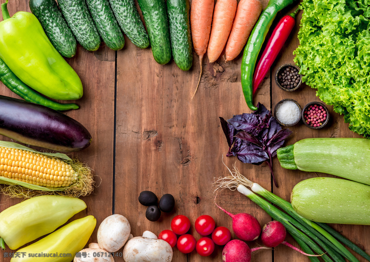 木板 上 蔬菜 玉米 黄瓜 胡萝卜 新鲜蔬菜 果实 水果蔬菜 餐饮美食 蔬菜图片