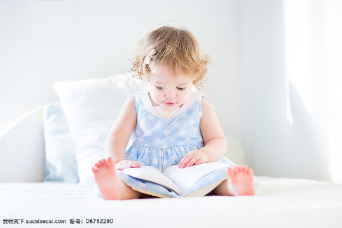 看书 小女孩 孩子 儿童 坐着 床 儿童图片 人物图片
