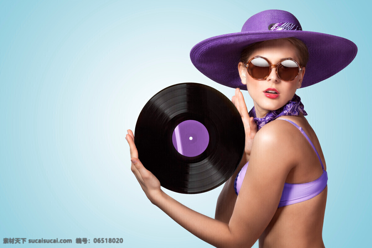 手 光盘 女人 外国女人 紫色 帽子 性感内衣 唱片 美女图片 人物图片