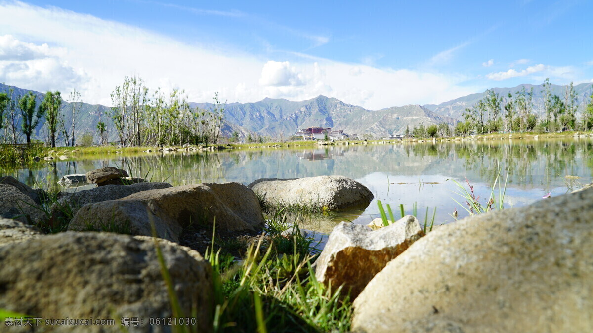 布达拉宫 全景 湖水 拉萨 蓝天 自然景观 山水风景