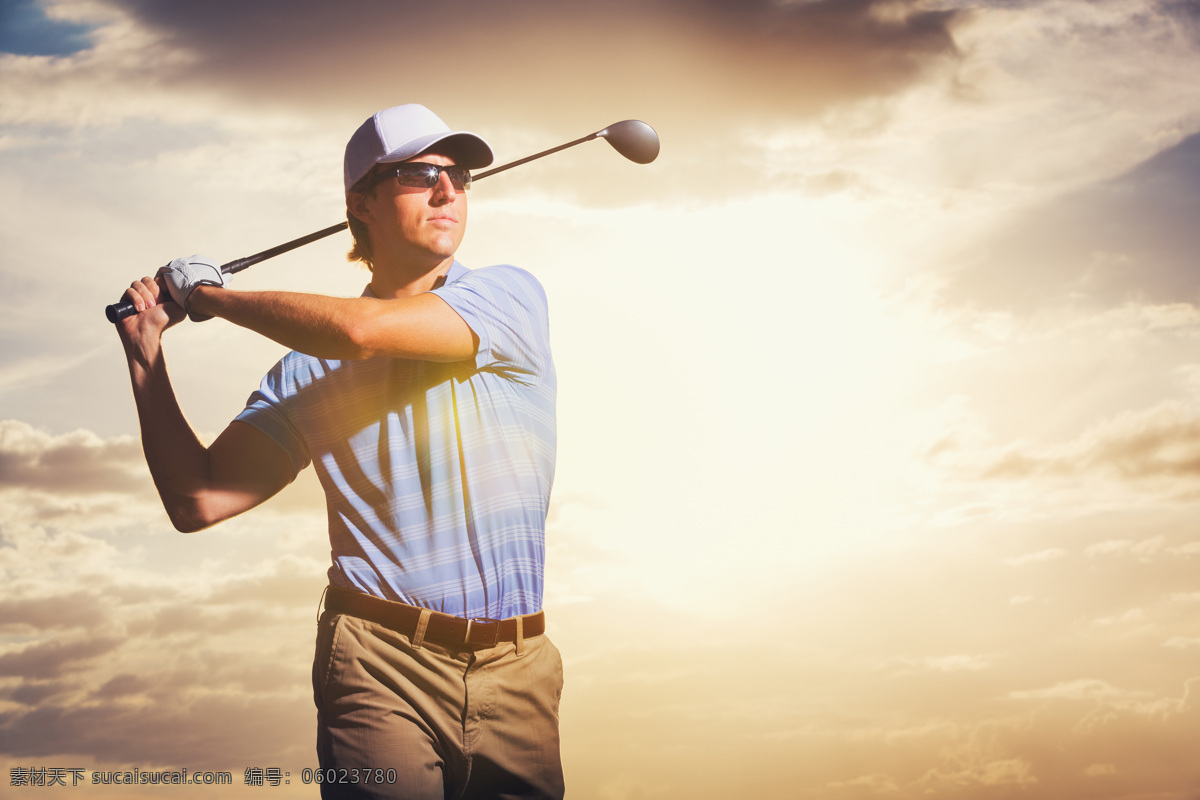 天空 下 挥动 高尔夫 球杆 男人 外国人 运动 体育运动 生活百科
