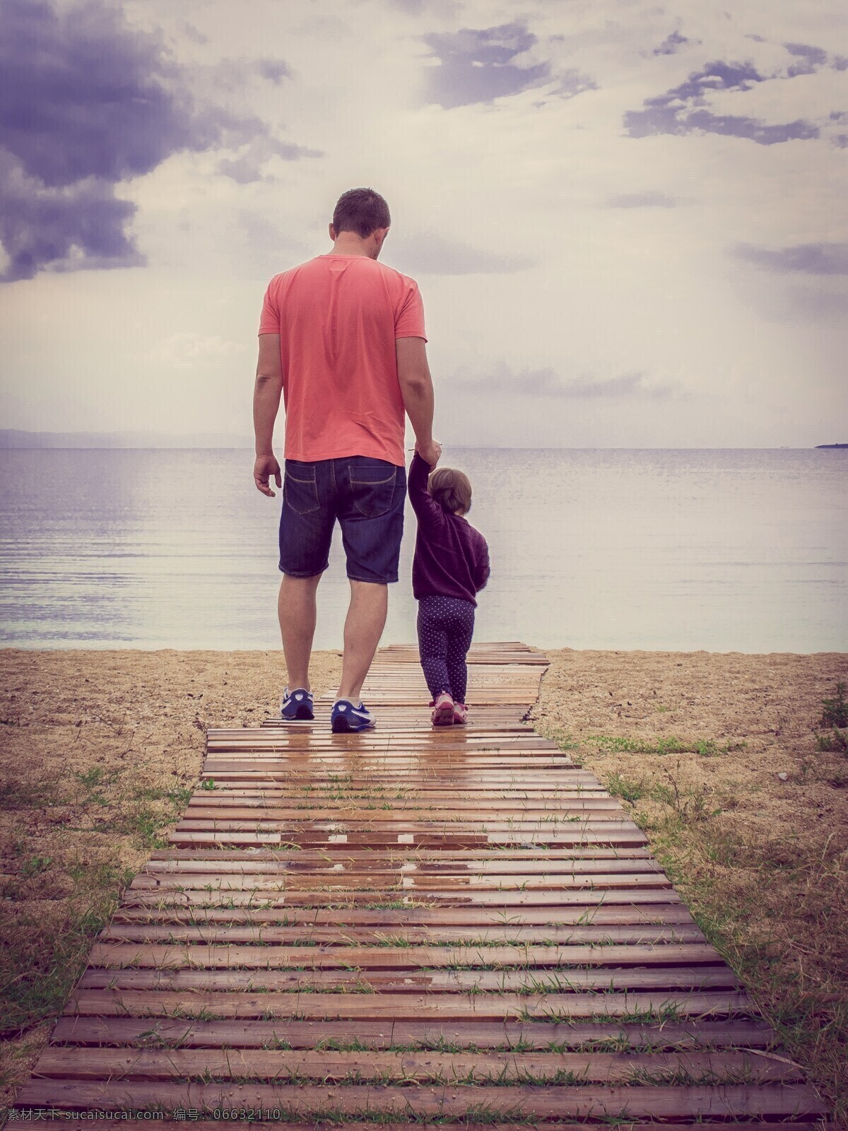 父子漫步海边 父亲节 爱 家庭 幸福 儿童 孩子 父子 牵手 漫步 海边 小路 小孩 幸 亲情 温馨 木板 旅游摄影 国内旅游
