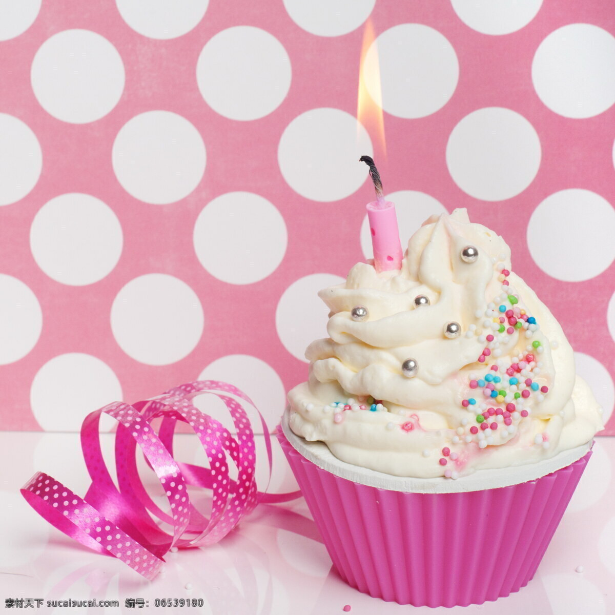 粉色蛋糕 粉色 蛋糕 糕点 奶油蛋糕 生日蛋糕 花朵 彩色蛋糕 盘子 蜡烛 其他类别 餐饮美食