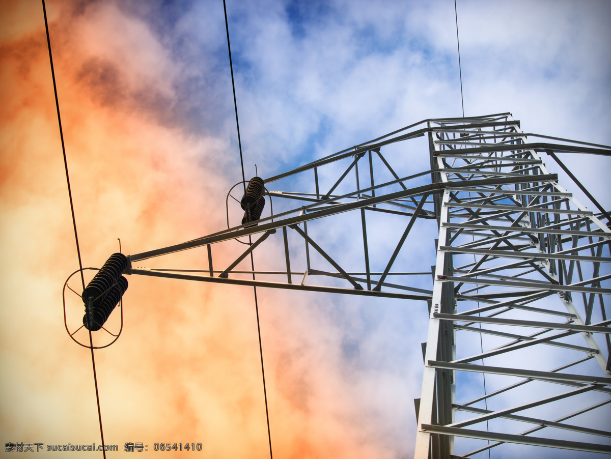 仰视高压线 工业 基地 科技 铁塔 高压线 天空 云彩 工业生产 现代科技
