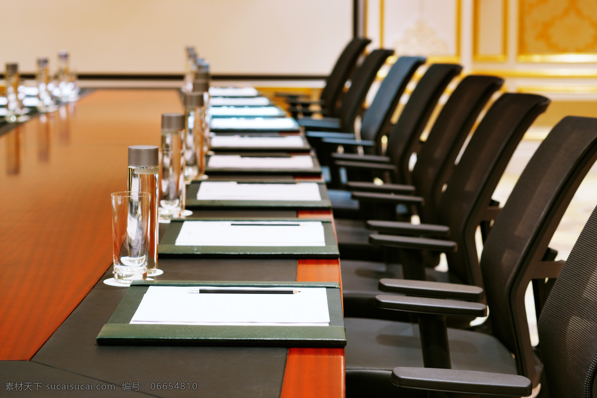 严肃 整洁 会议 接待室 玻璃水杯 干净的桌面 木质椅子 整齐排列 现代商务 商务金融