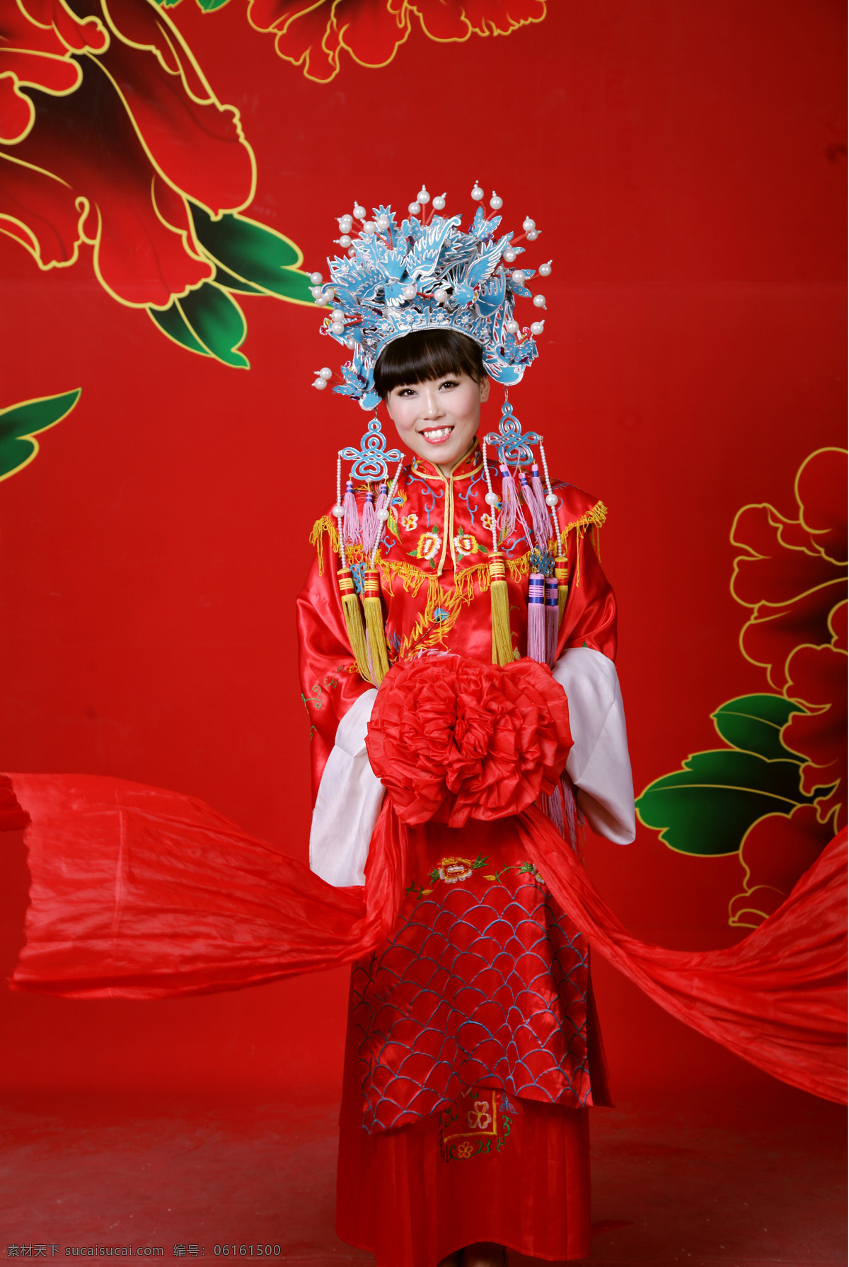 凤冠霞帔 古装写真 绣球 红色 笑容 中国风 女性女人 人物图库