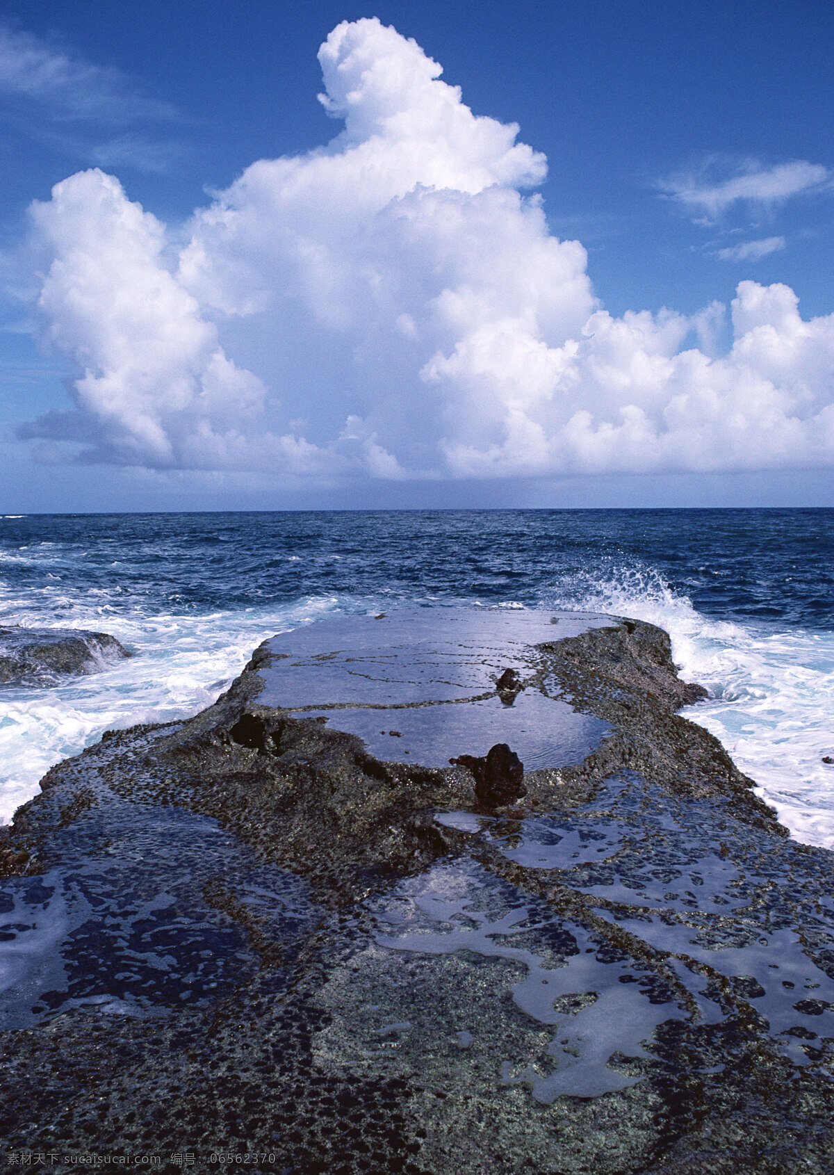 海边 礁石 旅游 风景区 夏威夷 夏威夷风光 悠闲 假日 波涛汹涌 天空 浪花 大海图片 风景图片