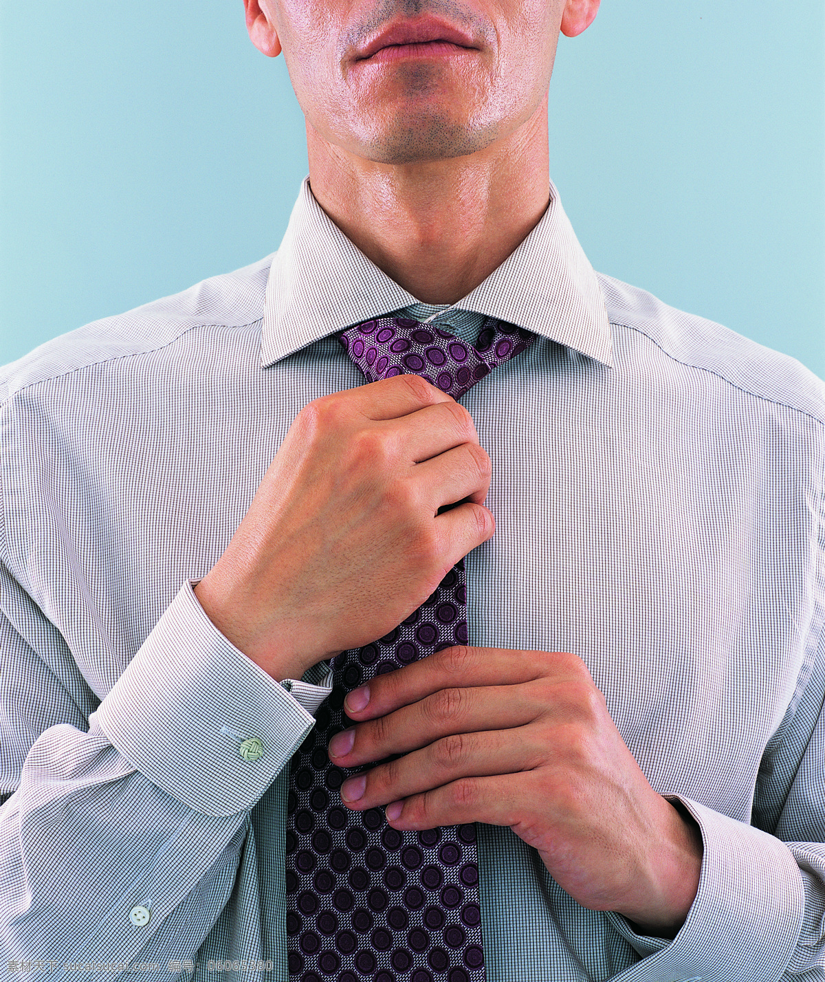 领带 商务 男性 办公室职员 职业人物 商务人士 职场 白领 打领带 商务男性 成功男人 摄影图 高清图片 人物图片