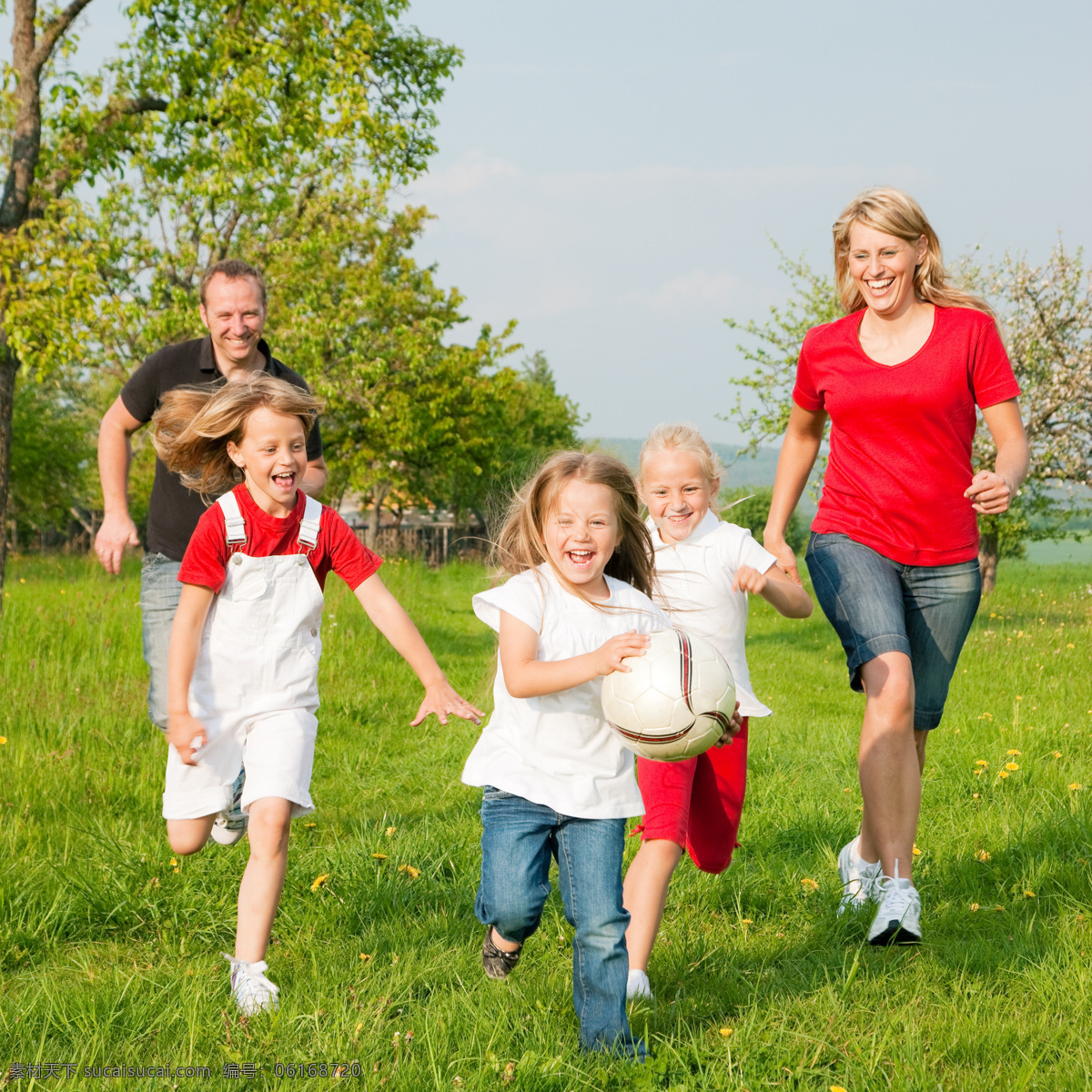 草地 上 玩耍 快乐 家庭 快乐家庭 欢乐 欢笑 和谐 幸福家庭 一家五口 郊游 户外 外国家庭 人物 高清图片 家庭图片 人物图片