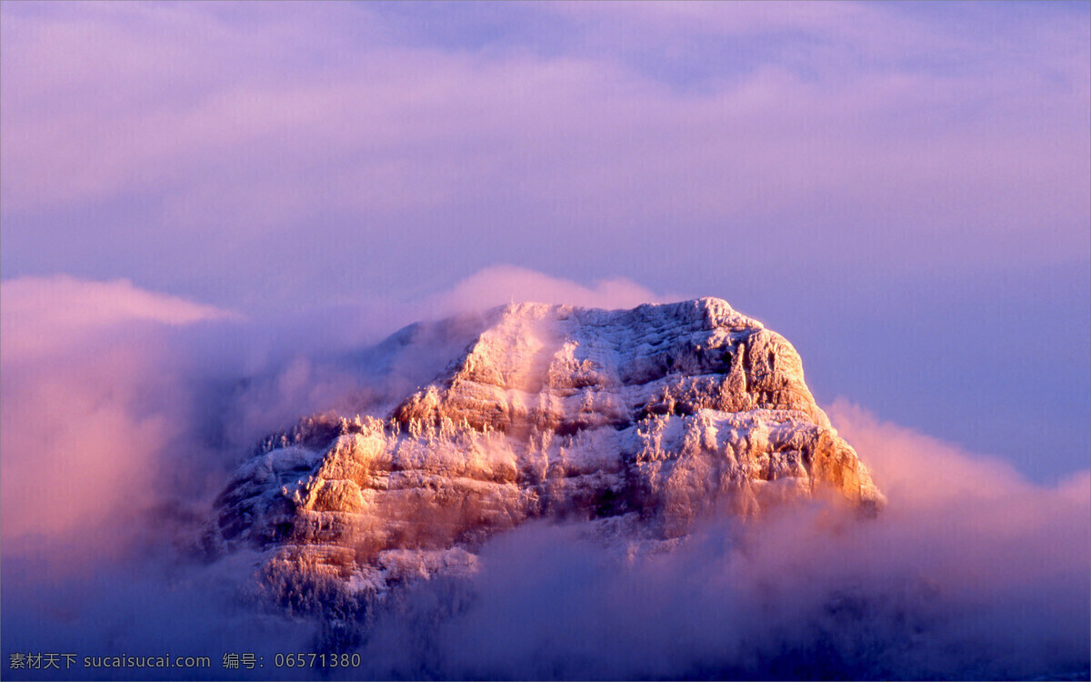 山顶 日落 高山 山峰 白雪皑皑 云雾萦绕 夕阳照射 显露峥嵘 天空 云层 光照 美不胜收 风光摄影图片 自然景观 自然风景