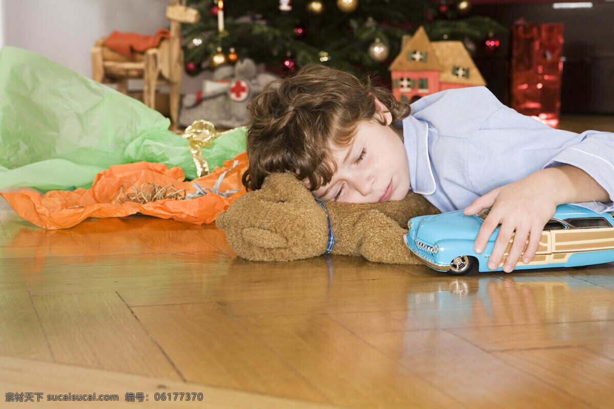 地板 上 睡着 小 男孩 圣诞树 圣诞 圣诞节 节日 喜庆 圣诞素材 彩球 小男孩 躺在地板上 睡觉 小汽车 儿童 外国儿童 生活人物 人物图片