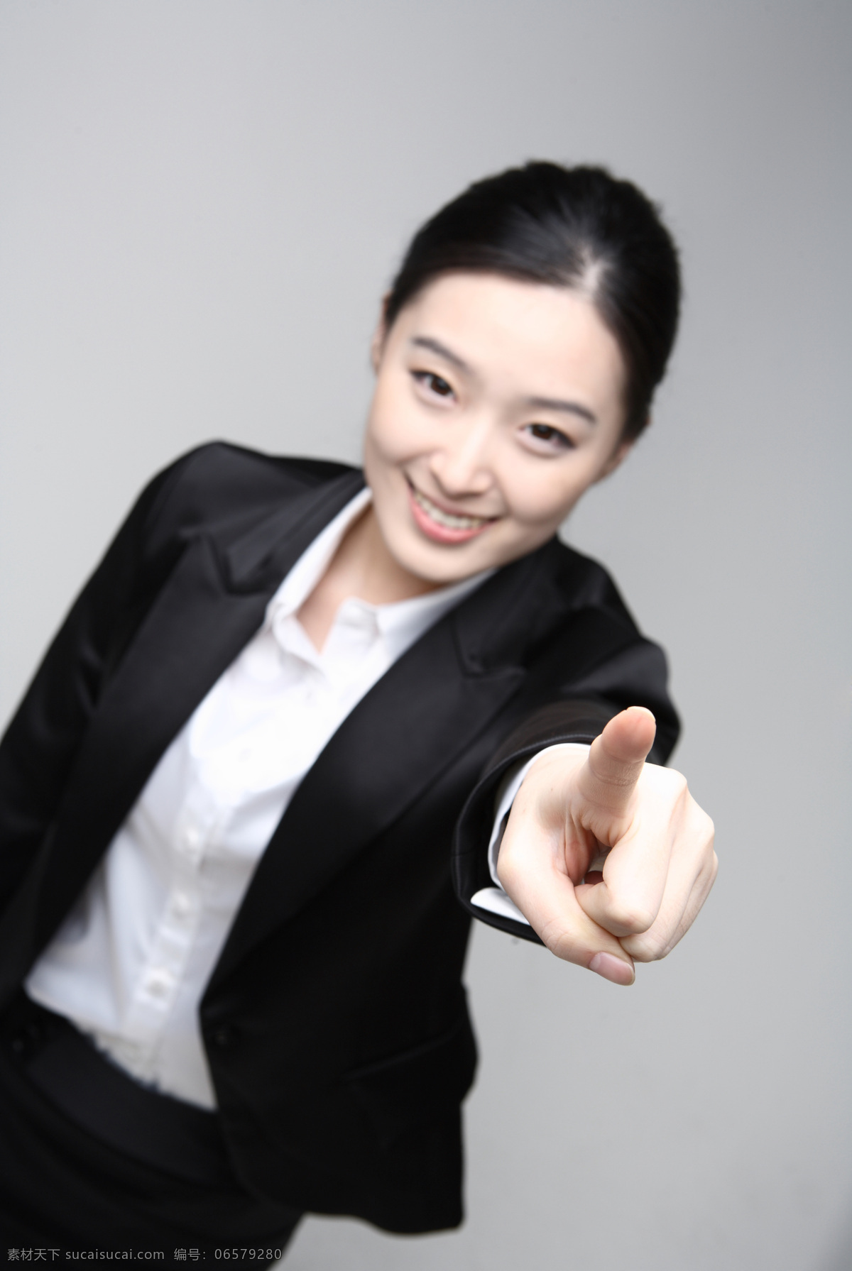 伸出 手指 微笑 商务 美女图片 美女 女性 商务女人 商务女士 职业女性 白领 成功女人 性感美女 职业装 西装衬衫 手势 伸出手指 指点 笑容 人物 摄影图 高清图片 商务人士 人物图片